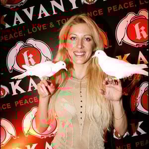 Ses amis fidèles, comme Laurent Amar et Eryl Prayer, ont tristement décrit cette ultime idylle comme étant particulièrement toxique.

Loana - Soirée de lancement de la marque Kavany aux Bains Douche à Paris. © BALDINI / BESTIMAGE