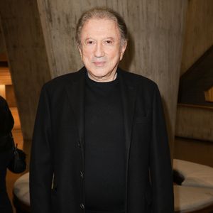 "Je gagne ce que la commission, ce que le rapporteur connait puisque tout le monde sait combien on gagne."
Michel Drucker - Semaine du son de l'UNESCO à Paris le 19 janvier 2026. La 23ème Semaine du Son de l'UNESCO qui se déroulera du 19 janvier au 1er février 2026 à Paris et dans toute la France, lance officiellement à partir de cette année, " le Week-end des Orchestres " les 24 et 25 janvier 2026. © Coadic Guirec/Bestimage