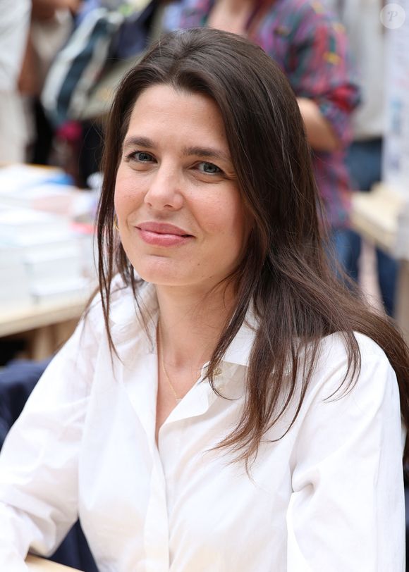 Charlotte Casiraghi assiste au 5ème festival du Livre de Paris au Grand Palais à Paris, France, le 17 avril 2026. Les 17, 18 et 19 avril 2026, le Festival du livre de Paris célébrera les livres et la lecture, sous toutes ses formes, pour tous les publics. © Denis Guignebourg/Bestimage