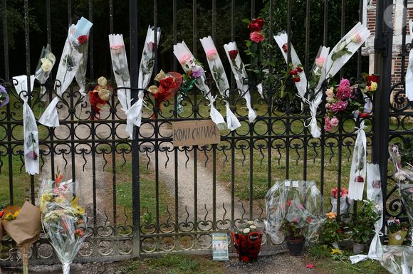 Illustration au domaine de Douchy après l'annonce de la mort de Alain Delon le 18 août 2024. 
L’acteur est mort ce dimanche 18 août au domaine de la Brûlerie, dans le Loiret, sa propriété depuis plus de cinquante ans. Il comptait s’y faire enterrer avec ses chiens.