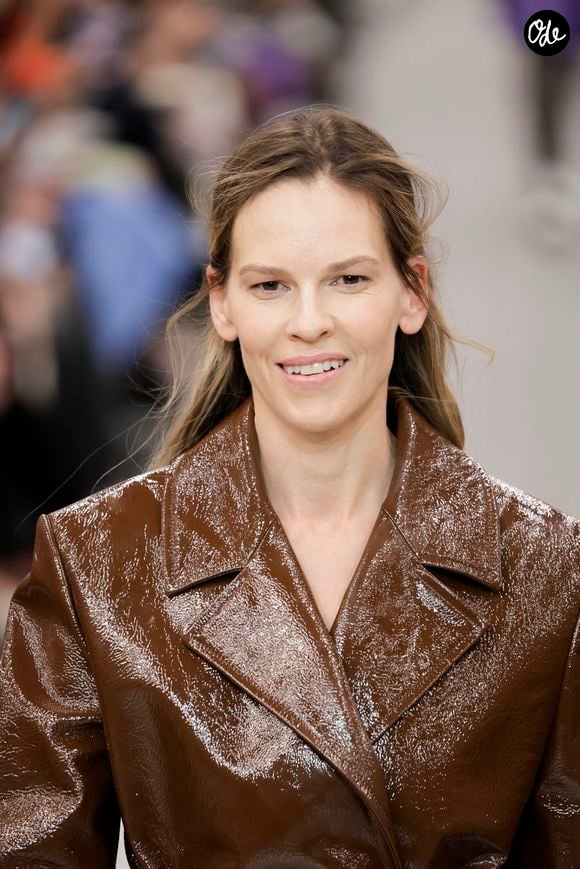 Hilary Swank - Défilé "Miu Miu" printemps/été 2025 lors de la Fashion Week de Paris (PFW) le 1er octobre 2024.