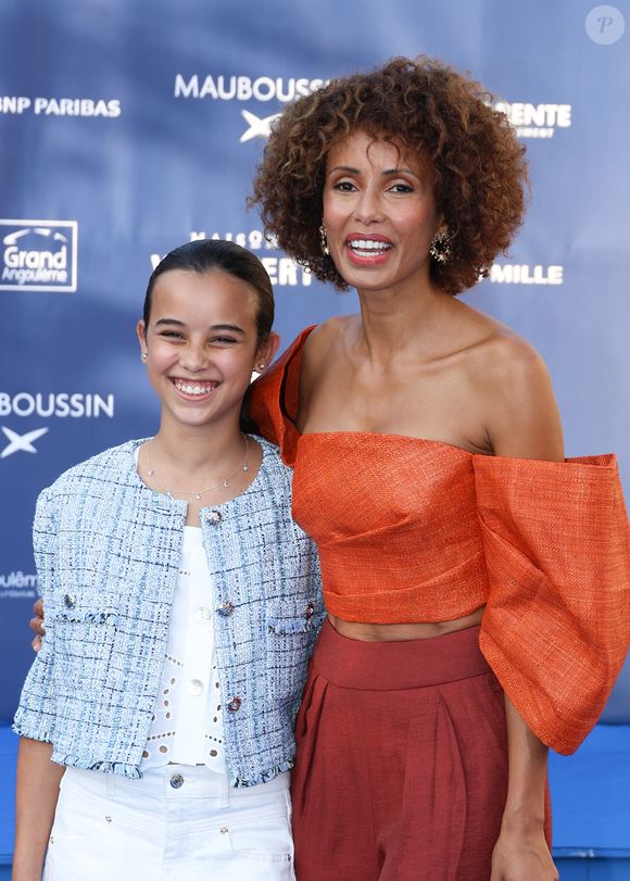 Sonia Rolland et sa fille Kahina qui joue aussi sa fille dans son film "Un destin inattendu" - Arrivées sur le tapis bleu de la 16ème édition du festival du film francophone de Angoulême le 24 août 2023.

© Coadic Guirec / Bestimage