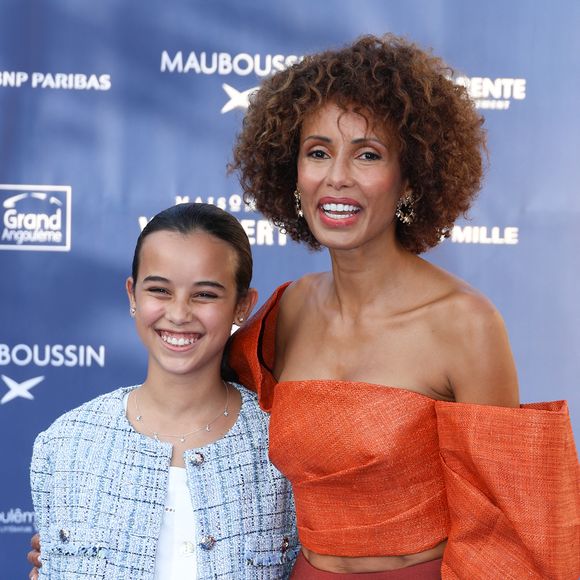 Sonia Rolland et sa fille Kahina qui joue aussi sa fille dans son film "Un destin inattendu" - Arrivées sur le tapis bleu de la 16ème édition du festival du film francophone de Angoulême le 24 août 2023.

© Coadic Guirec / Bestimage