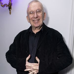 Malgré son manque de talent pour le jardinage, il profite d'un petit jardin, rare dans ce quartier de la capitale.

Jean-Paul Gaultier - Personnalités au dîner des enfants du Rwanda de l'association AEM au Pavillon Ledoyen à Paris le 26 mars 2026

© Olivier Borde / Bestimage
