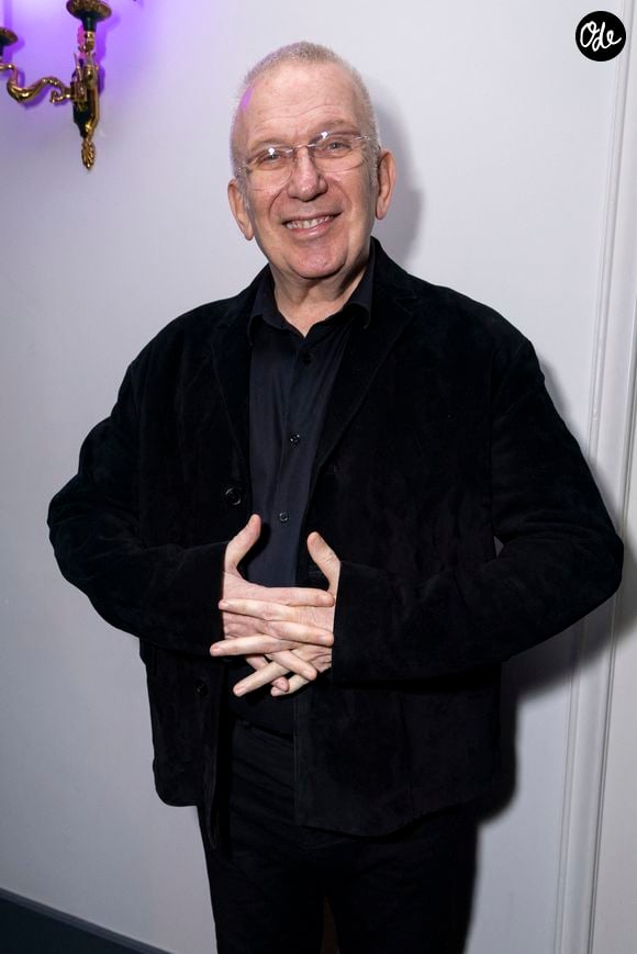 Malgré son manque de talent pour le jardinage, il profite d'un petit jardin, rare dans ce quartier de la capitale.

Jean-Paul Gaultier - Personnalités au dîner des enfants du Rwanda de l'association AEM au Pavillon Ledoyen à Paris le 26 mars 2026

© Olivier Borde / Bestimage