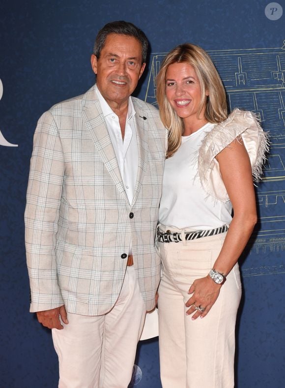 Pascal Praud enchaîne sur un ton mi-sérieux, mi-ludique : "Eh bien, si vous avez 40 ans, si vous êtes une jeune femme qui regarde régulièrement CNews ou Europe 1, qui êtes attirée par la belle voix et envie d'une situation stable avec cinq retraites et une jolie maison en Corse.."

Georges Fenech et sa compagne Marie - 2ème édition du gala "Coeur Central" au profit de Terre d'Impact fonds de dotation de la FFT et de l'association "Fête le Mur "sur le Court Central Philippe Chatrier à Roland Garros, Paris le 28 juin 2023. © Veeren/Bestimage