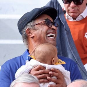 En octobre 2024, l'ex-star du tennis a accueilli son sixième enfant, une petite fille prénommée Keelaani née de sa romance avec sa compagne Malika, de 31 ans sa cadette

Yannick Noah et sa fille Keelaani lors de l'hommage à R.Nadal lors des internationaux de France de tennis à Roland Garros le 25 mai 2025. © Jacovides / Moreau / Bestimage