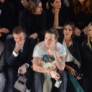 Pour la première fois, Noël se fera sans Brooklyn au sein du clan Beckham.

Cara Delevingne, Tyga, David Beckham, Brooklyn, Victoria, Kate Moss, Lila Grace Moss-Hack, Nikolai von Bismarck au défilé de mode Homme automne-hiver 2020/2021 « Dior Homme » lors de la fashion week à Paris. Le 17 janvier 2020. © Veeren - Christophe Clovis / Bestimage