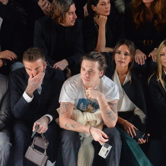 Pour la première fois, Noël se fera sans Brooklyn au sein du clan Beckham.

Cara Delevingne, Tyga, David Beckham, Brooklyn, Victoria, Kate Moss, Lila Grace Moss-Hack, Nikolai von Bismarck au défilé de mode Homme automne-hiver 2020/2021 « Dior Homme » lors de la fashion week à Paris. Le 17 janvier 2020. © Veeren - Christophe Clovis / Bestimage