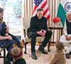 Le milliardaire et conseiller de Donald Trump vient d'avoir un garçon avec Shivon Zilis, déjà mère de deux de ses enfants
Elon Musk avec le Premier Ministre indien Narendra Modi à Washington et la mère de trois de ses enfants, Shivon Zilis. ©Photo Press Service / BESTIMAGE