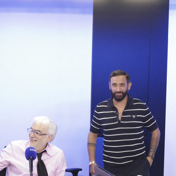 Exclusif - Pascal Praud et Cyril Hanouna - C.Hanouna avec ses chroniqueurs G.Maillet, E.Naulleau, G.Le Bret, V.Benaim, R.Aabou, et les invités du jour, P.Praud, M.Vallet, E.Zemmour et M.Valls, aux commandes de l’émission "On Marche Sur La Tête"  diffusée en direct sur les ondes de radio Europe 1, à Paris, France, le 17 juin 2024. © Jack Tribeca/Bestimage