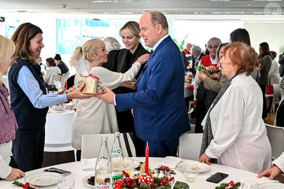 Le prince Albert II de Monaco, sa femme la princesse Charlene et Camille Gottlieb ont remis les traditionnels colis de Noël aux aînés monégasques dans la meeting room du Yacht Club de Monaco dans le cadre de festivités de fin d'année de la Principauté de Monaco, le 12 décembre 2024. © Bruno Bebert/Pool Monaco/Bestimage