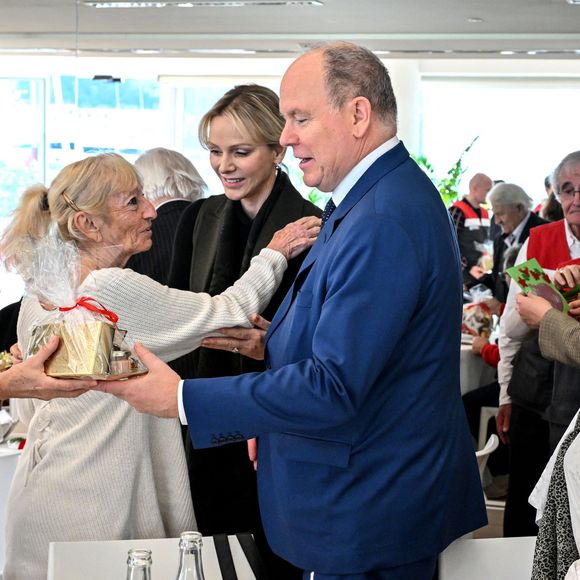 Le prince Albert II de Monaco, sa femme la princesse Charlene et Camille Gottlieb ont remis les traditionnels colis de Noël aux aînés monégasques dans la meeting room du Yacht Club de Monaco dans le cadre de festivités de fin d'année de la Principauté de Monaco, le 12 décembre 2024. © Bruno Bebert/Pool Monaco/Bestimage
