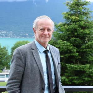Francis Huster lors de la journée d'ouverture de la 5ème edition du Festival du cinéma Français et de la gastronomie (7ème art et gastronomie) à Aix-les-Bains le 2 juin 2026.

© Denis Guignebourg / Bestimage