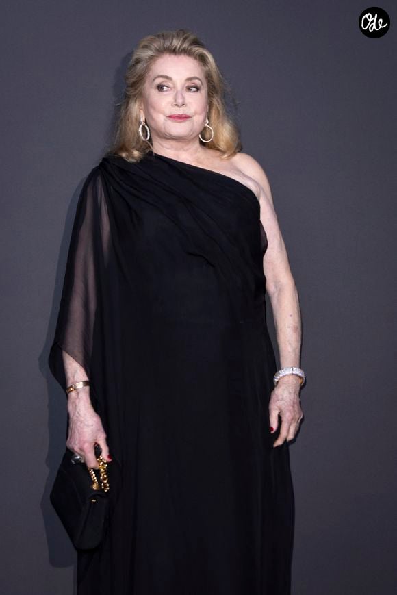 Catherine Deneuve - Photocall du dîner "Women in Motion" par le groupe Kering, Place de la Castre, lors du 77ème Festival International du Film de Cannes le 19 mai 2024. © Olivier Borde/Bestimage