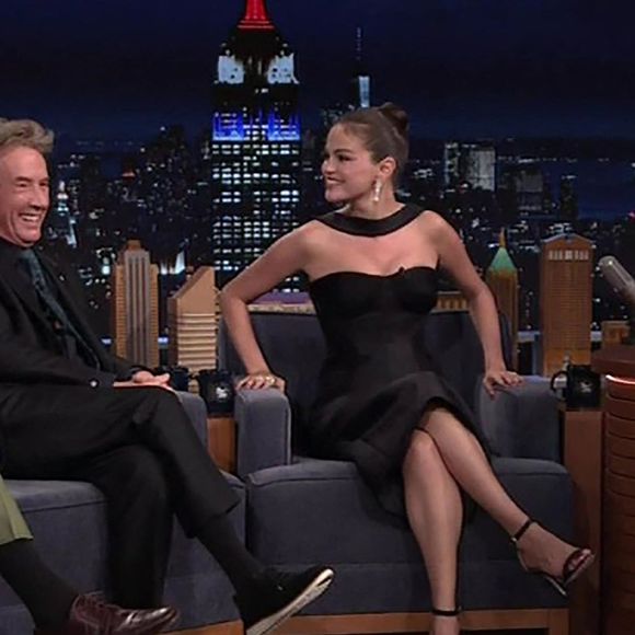 Selena Gomez au Tonight Show avec ses partenaires de Only Murders in the Building, Martin Short et Steve Martin. 

Backgrid UK/ Bestimage