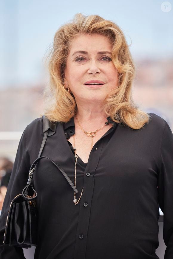 Plus d’un demi-siècle après, cette disparition reste pour elle une blessure impossible à guérir.

Catherine Deneuve au photocall du film De son vivant (Hors compétition) lors du 74ème festival international du film de Cannes le 11 juillet 2021

© Borde / Jacovides / Moreau / Bestimage
