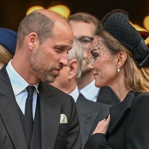L'assemblée et les membres de la famille royale partent pour la messe de requiem pour la duchesse de Kent à la cathédrale de Westminster, Londres. Photo par INSTARimages / Bestimage