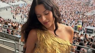 La jeune styliste Nadianna Senki reproduit la robe d’Aya Nakamura aux Jeux Olympiques pour son concert au Stade de France