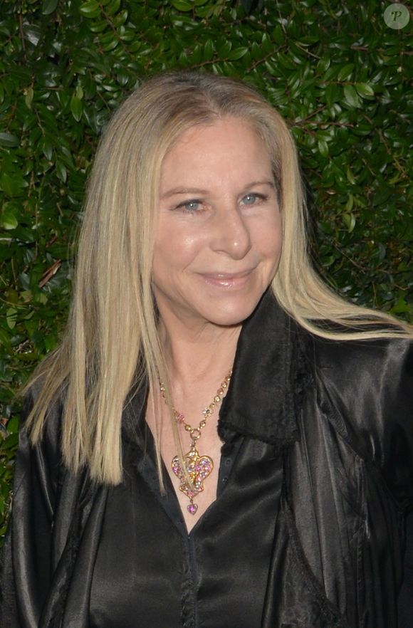 C'est Barbra Streisand.

Barbara Streisand au diner caritatif Chanel dans une résidence privée de Malibu à Los Angeles, le 2 juin 2018.
Backgrid USA / Bestimage