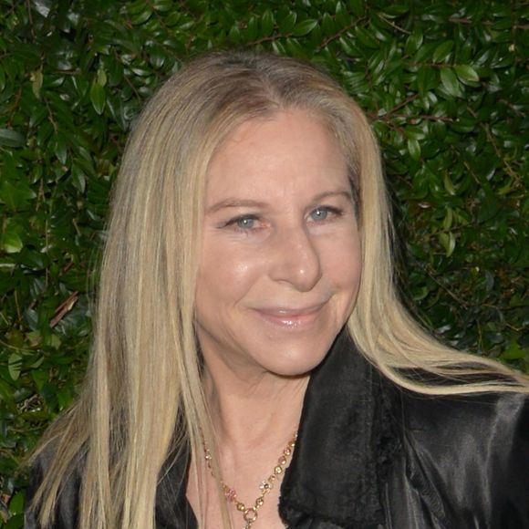 C'est Barbra Streisand.

Barbara Streisand au diner caritatif Chanel dans une résidence privée de Malibu à Los Angeles, le 2 juin 2018.
Backgrid USA / Bestimage