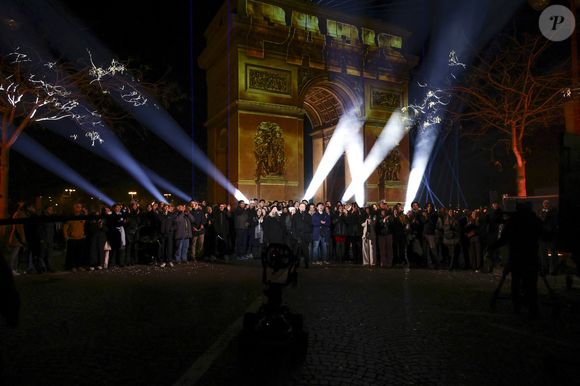 Exclusif - Stéphane Bern présente l'émission "La Grande Soirée du 31 de Paris" diffusée sur France 2 sur les Champs-Elysées, en présence de Anne Hidalgo et Gil Alma, à Paris, France, le 31 décembre 2025. © Jack Tribeca/BHM/Bestimage