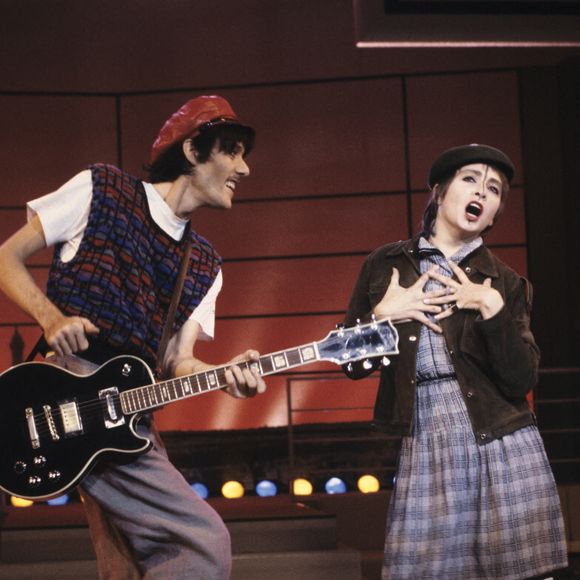 Son départ laisse un vide immense, 

En France, à Paris, les deux membres du groupe les RITA MITSOUKO, Catherine RINGER et Fred CHICHIN chantant sur le plateau de C'EST ENCORE MIEUX L'APRÈS MIDI. © Bernard Leguay via Bestimage