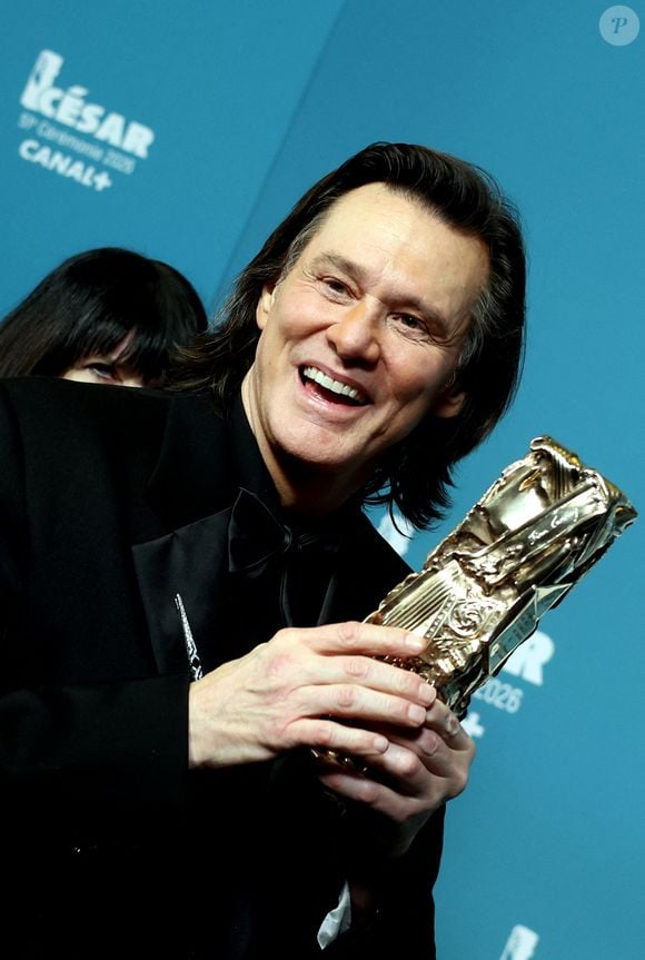 Son apparence lors de la cérémonie a déclenché des rumeurs l'accusant d'avoir été remplacé par un sosie, ce que son représentant a formellement démenti.

Jim Carrey (César d'Honneur pour l'ensemble de sa carrière) - Press room de la 51ème cérémonie des César, à l'Olympia. Paris, le 26 février 2026.
© Dominique Jacovides/Bestimage