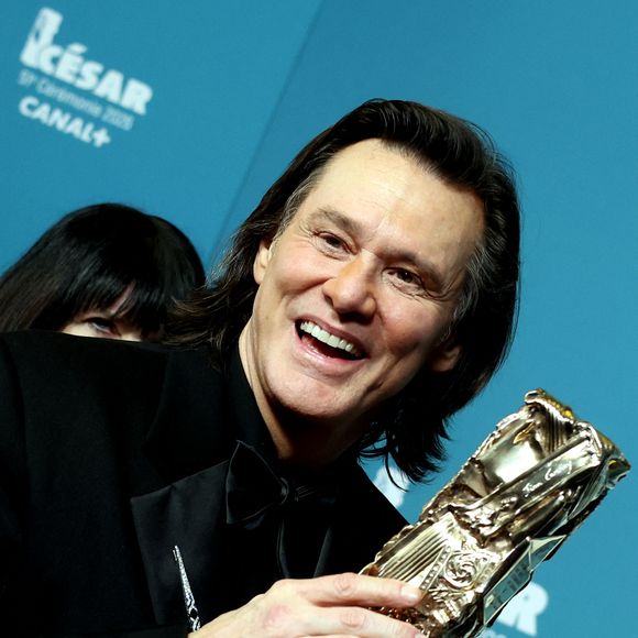 Son apparence lors de la cérémonie a déclenché des rumeurs l'accusant d'avoir été remplacé par un sosie, ce que son représentant a formellement démenti.

Jim Carrey (César d'Honneur pour l'ensemble de sa carrière) - Press room de la 51ème cérémonie des César, à l'Olympia. Paris, le 26 février 2026.
© Dominique Jacovides/Bestimage