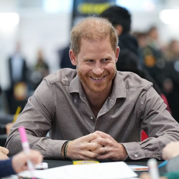 Le prince Harry joue au volley-ball assis avec les enfant de l'école primaire Shaughnessy dans le cadre du lancement des jeux Invictus à l'école à Vancouver le 18 novembre 2024.