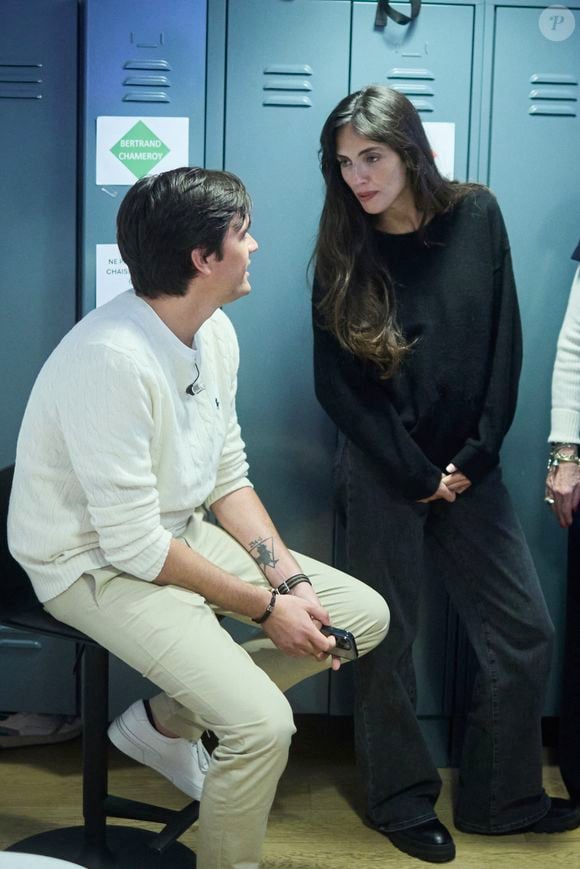 Exclusif - Alain-Fabien Delon avec sa compagne Laura Bensadoun en backstage de de l'émission "C à Vous" à Paris, France, le 18 octobre 2024. © Cyril Moreau/Bestimage