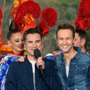 Laurent Luyat et Cyril Féraud sur le départ de la deuxième étape de la 103ème édition de la course cycliste du tour de France avec les danseuses du Moulin-Rouge le 3 juillet 2016 entre Saint-Lo et Cherbourg-en-Cotentin, en Normandie le 3 juillet 2016. . © Coadic Guirec / Bestimage