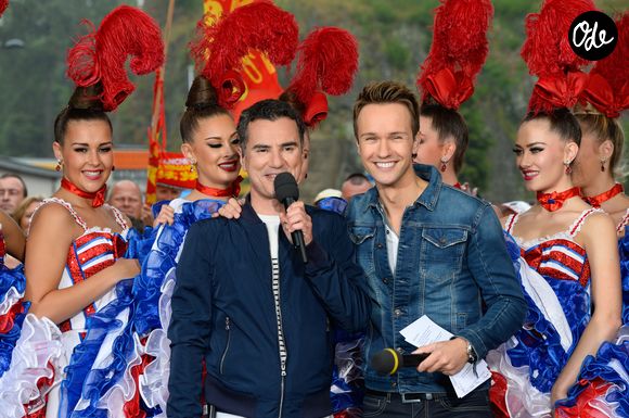 Laurent Luyat et Cyril Féraud sur le départ de la deuxième étape de la 103ème édition de la course cycliste du tour de France avec les danseuses du Moulin-Rouge le 3 juillet 2016 entre Saint-Lo et Cherbourg-en-Cotentin, en Normandie le 3 juillet 2016. . © Coadic Guirec / Bestimage