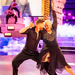 Elle l'a partagée avec Yann-Alrick Morteuil
Charlotte de Turckheim et son partenaire de "Danse avec les stars 2025" Yann-Alrick Morteuil lors du troisième prime