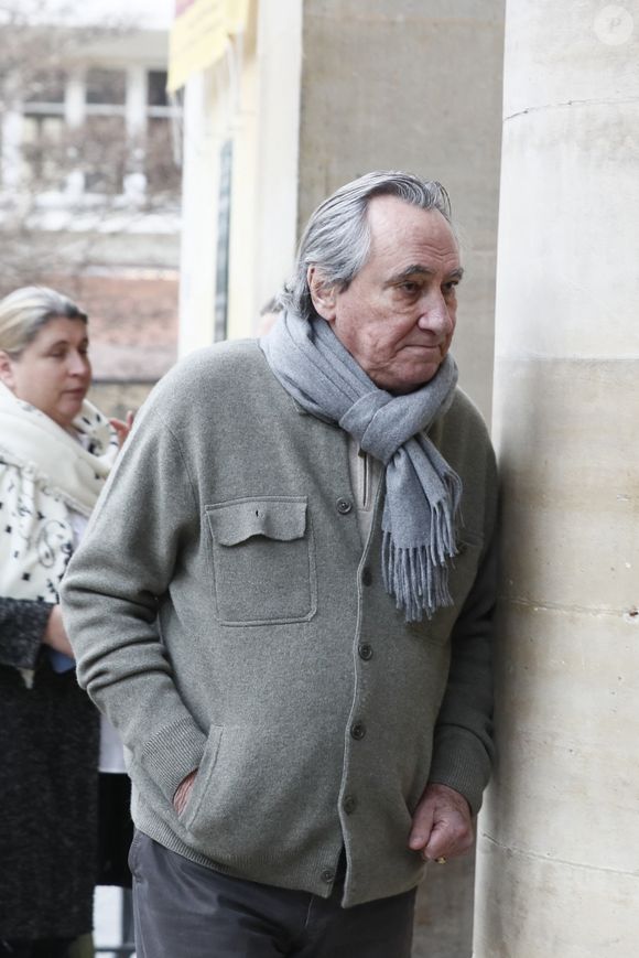 Philippe Lavil lors des obsèques de Jean-Luc Petitrenaud en l'église Saint-Pierre-du-Gros-Caillou à Paris, le 17 janvier 2025.
© Christophe Clovis/Bestimage