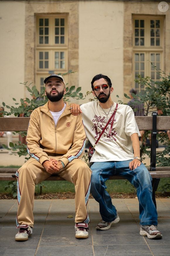 Bigflo et Oli (Florian et Olivio Ordoñez) au Front Row du défilé Drôle de Monsieur de la mode homme Printemps/Été 2026 dans le cadre de la Fashion Week de Paris au 1 rue Clotilde, à Paris, France, le 274 juin 2025. © Florian Lavielle/Bestimage