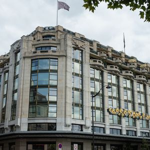 Avec ses 72 chambres et suites, l’adresse s’est également imposée grâce à son offre gastronomique, notamment avec Plénitude, la table triplement étoilée d’Arnaud Donckele. 

Hôtel Cheval Blanc, situé 8 Quai du Louvre dans le 1er arrondissement de Paris, le 28/07/2025. © Jonathan Jacob/Bestimage