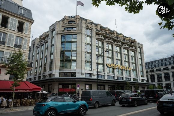 Avec ses 72 chambres et suites, l’adresse s’est également imposée grâce à son offre gastronomique, notamment avec Plénitude, la table triplement étoilée d’Arnaud Donckele. 

Hôtel Cheval Blanc, situé 8 Quai du Louvre dans le 1er arrondissement de Paris, le 28/07/2025. © Jonathan Jacob/Bestimage