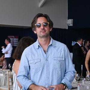 Le célèbre producteur s'est affiché très souriant le vendredi dans les espaces VIP.

Exclusif - Dimitri Rassam dans l'espace VIP, lors de la 12ème édition Longines Paris Eiffel Jumping au pied de la Tour Eiffel sur le Champ-de-Mars à Paris, le 19 juin 2026. 

© Perusseau-Veeren/Bestimage