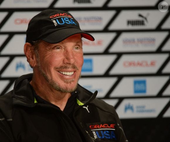 Le PDG d'Oracle, Larry Ellison, sourit lors de la conférence de presse après la victoire d'Oracle Team USA dans la dernière course de la Coupe de l'America contre Emirates New Zealand à San Francisco, CA, USA, le 25 septembre 2013. Les Américains ont battu les Kiwis 9-8 après avoir été menés 8-1 pour conserver la coupe. Photo by Terry Schmitt/UPI/ABACAPRESS.COM