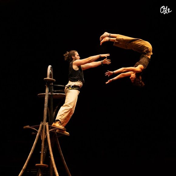 Les deux artistes ont déjà présenté leur spectacle en Italie, lors du Festival européen du cirque aérien de Turin.

Lola Cahen, la fille de Zazie, se lance dans une carrière artistique. Capture d'écran Instagram