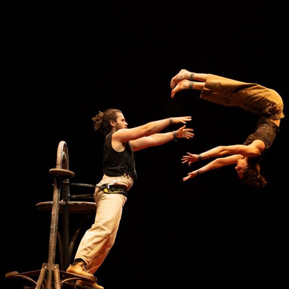 Les deux artistes ont déjà présenté leur spectacle en Italie, lors du Festival européen du cirque aérien de Turin.

Lola Cahen, la fille de Zazie, se lance dans une carrière artistique. Capture d'écran Instagram