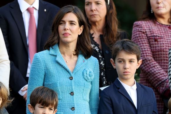 Balthazar Rassam, Charlotte Casiraghi, Raphaël Elmaleh dans la cour du palais princier le jour de la fête nationale de Monaco le 19 novembre 2024.

© Jean-Charles Vinaj / Pool Monaco / Bestimage