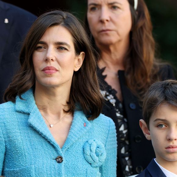 Balthazar Rassam, Charlotte Casiraghi, Raphaël Elmaleh dans la cour du palais princier le jour de la fête nationale de Monaco le 19 novembre 2024.

© Jean-Charles Vinaj / Pool Monaco / Bestimage
