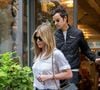 Après leur séparation ultra médiatisée, la pétillante blonde s'est unie à Justin Theroux... Mais après plusieurs années d'amour en 2018, le tandem a décidé de prendre des chemins différents.
Jennifer Aniston et son ex-mari Justin Theroux se promènent dans les rues de New York, le 28 septembre 2016. (FAMEFLYNET / BESTIMAGE).