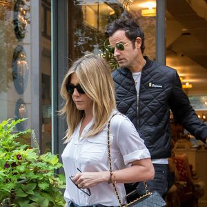 Après leur séparation ultra médiatisée, la pétillante blonde s'est unie à Justin Theroux... Mais après plusieurs années d'amour en 2018, le tandem a décidé de prendre des chemins différents.

Jennifer Aniston et son ex-mari Justin Theroux se promènent dans les rues de New York, le 28 septembre 2016. (FAMEFLYNET / BESTIMAGE).