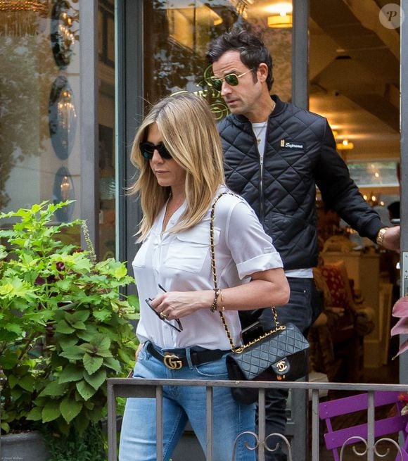 Après leur séparation ultra médiatisée, la pétillante blonde s'est unie à Justin Theroux... Mais après plusieurs années d'amour en 2018, le tandem a décidé de prendre des chemins différents.

Jennifer Aniston et son ex-mari Justin Theroux se promènent dans les rues de New York, le 28 septembre 2016. (FAMEFLYNET / BESTIMAGE).
