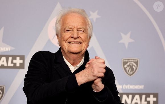 André Dussollier pour le film "Chers Parents" - Tapis rouge de la cérémonie d'ouverture du 29ème Festival International du Film de Comédie de l'Alpe d'Huez le 19 Janvier 2026. © Dominique Jacovides/Bestimage