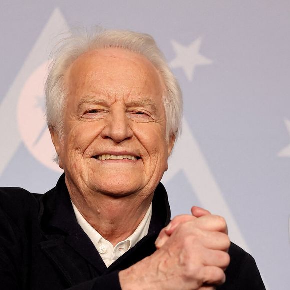 André Dussollier pour le film "Chers Parents" - Tapis rouge de la cérémonie d'ouverture du 29ème Festival International du Film de Comédie de l'Alpe d'Huez le 19 Janvier 2026. © Dominique Jacovides/Bestimage