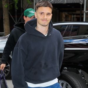 Romeo Beckham a été aperçu à son arrivée à l’hôtel Carlyle à New York, en amont du Met Gala. Le mannequin anglais de 23 ans et ancien footballeur portait un sweat à capuche noir, assorti à un pantalon de survêtement noir et des baskets blanches.
The ImageDirect / Bestimage